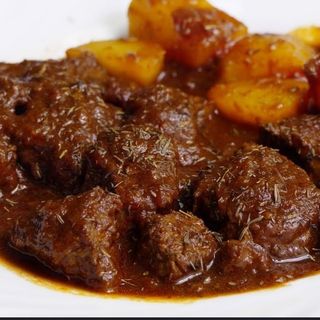 Carne guisada con patatas