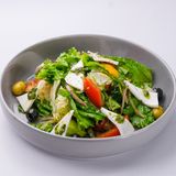 Греческий с соусом песто