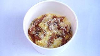 სქრემბლი ხრაშუნა ბეკონით და პარმეზანით