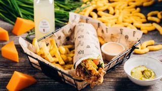 Duży lawasz „Sir Frytalot, frytki 200g, sos, lemoniada