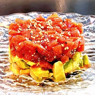 10A.- Tartar De Salmón Con Aguacate Y Salsa Thai