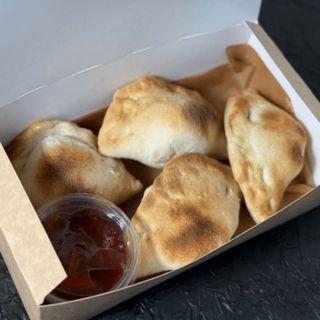 Pierogi z serem, kurczakiem curry i cebulką