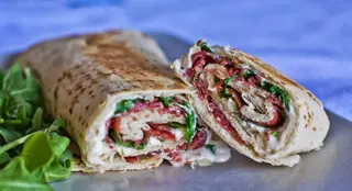 Piadina con bresaola, rucola, grana e aceto balsamico