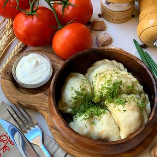 Вареники з сиром сулугуні, помідором та зеленню