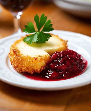 Camembert smażony z żurawiną