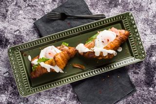 Oua Benedict cu bacon si somon afumat