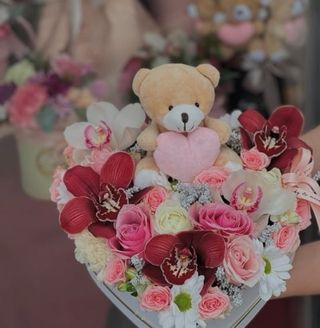 Srce kutija sa mixom cveca i medom