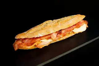 Bocadillo caliente lomo queso 
