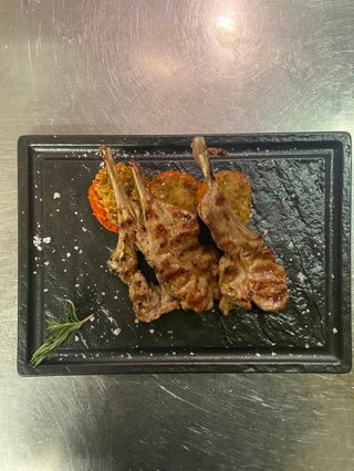 Bacchette d'agnello scottadito con pomodori gratinati