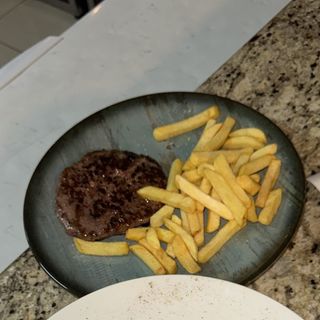 Hamburguesa scottona con ensalada/ papas fritas