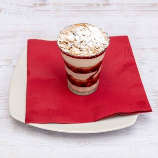 Coppa chef sbriciolata con crema al mascarpone e frutti di bosco