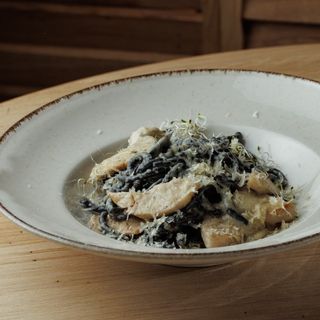 Спагеті чорні з куркою під сирним соусом (300 г)