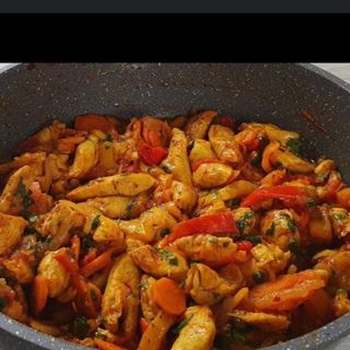 Tigaie picantă de pui cu legume și sos roșu 