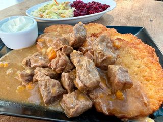 Placki ziemniaczane po warmińsku podane z gulaszem wołowym