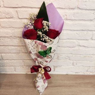 3 Rosas Rojas En Su Bonito Decorado.