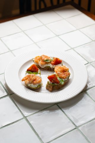 BRUSCHETTY Z KREWETKAMI I KREMEM PESTO