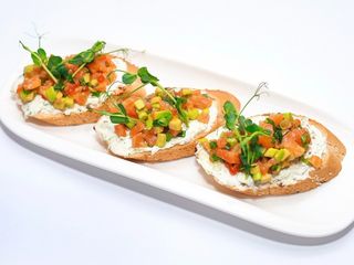 Брускети з тартаром з лосося (130г)
