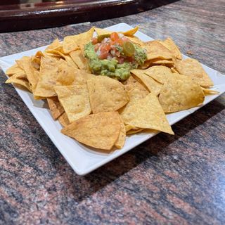 Nachos sin Queso Guacamole Santo (Ración)