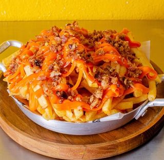 Patatas Fritas con Cheddar y Bacon/ Fries Cheddar and Bacon 