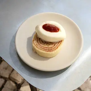 Bolo de Rolo Romeu & Julieta