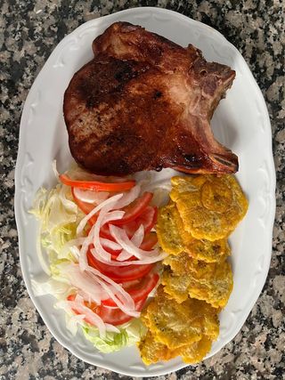 CHULETA AHUMADA (330 g) CON PAPAS FRITAS: