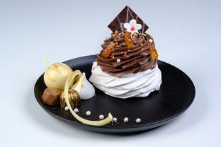 Pavlova cu ciocolata neagra