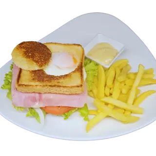 Sándwich Club con Patatas Fritas