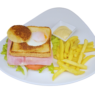 Sándwich Club con Patatas Fritas
