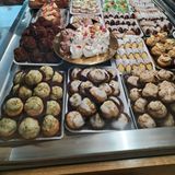 Pasticceria (Box con cannoli cioccolato e ricotta, bignè e tartufi)