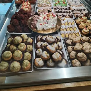 Pasticceria (Box con cannoli cioccolato e ricotta, bignè e tartufi)