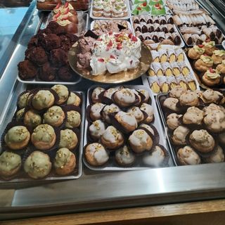 Pasticceria (Box con cannoli cioccolato e ricotta, bignè e tartufi)