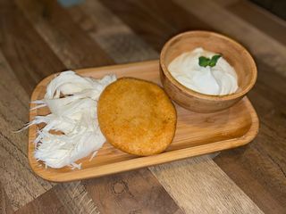 კაიმაღი დაწნული ყველითა და მჭადით