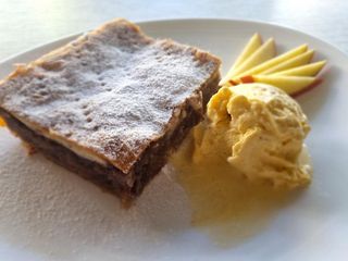 Placinta de casa cu mere,nuca ,scortisoara & inghetata vanilie /300gr