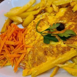 Omelete de atum com batata frita