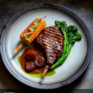 Свински котлет цигулка, с гарнитура от пресни пържени картофи (600г)