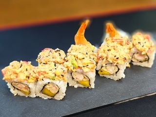 57. Dragón Tira de Pollo frito Roll