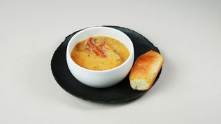 მუხუდოს წვნიანი შებოლილი ნეკნით  პური