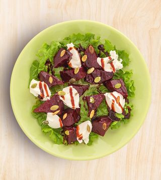 Салат со свеклой и сыром креметта