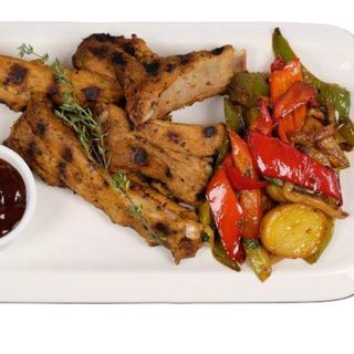 BBQ ребърца с печени зеленчуци и кетчуп