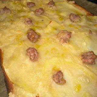 Pizza tonda patate e salsiccia