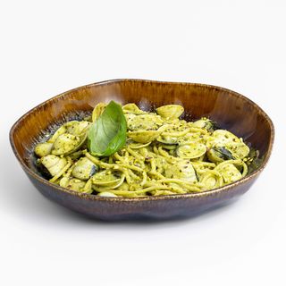 Spaghetti s vongolama u umaku od pistacija i limuna