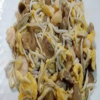 Revuelto de gulas y gambas