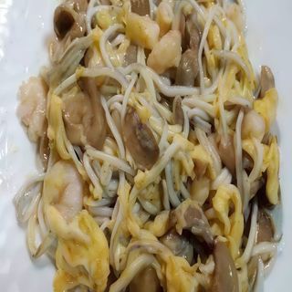 Revuelto de gulas y gambas