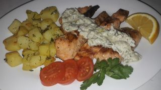 Сьомгова пъстърва с копърен сос