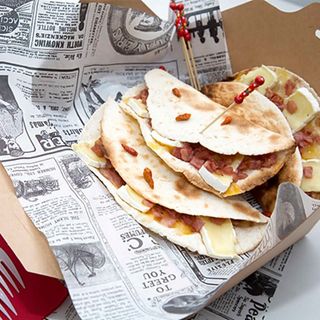 QUESADILLA DE BRIE CON BACON (4 UD)
