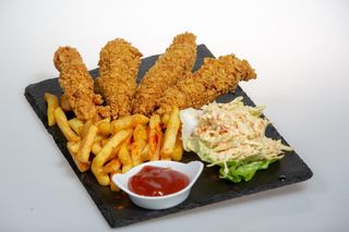 Meniu Crispy Chicken, cartofi, salata coleslaw, sos inclus