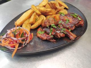 Свински гърди със сотирани картофки (350г)