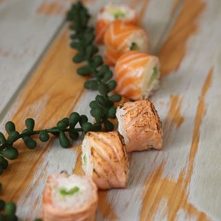 934-PINKY ROAST SALMON & AVOCADO ROLL (6 PCS)  D
