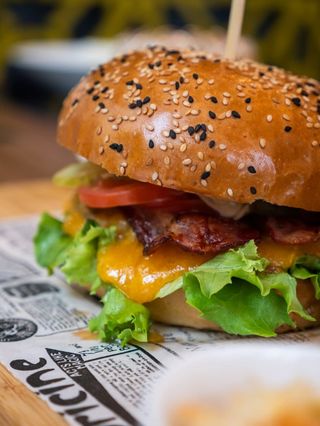 Burger Black Angus cu cartofi prajiti