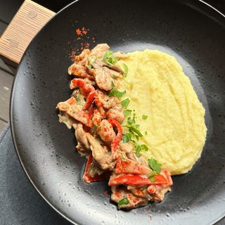 Куряче стегно з грибами, картопляним пюре і червоним перцем (300г)